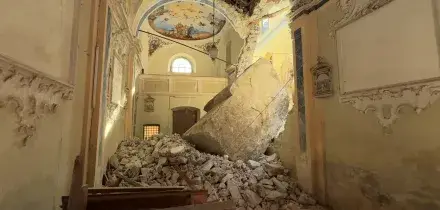 Masso sfonda la parete di una chiesa nel Comasco, il distacco causato dalle forti piogge: il video dell’interno