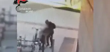 Donna accoltellata in Gae Aulenti a Milano, il momento della pugnalata: il video diffuso dai carabinieri