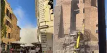 Crolla parte della Torre dei Conti a Roma: “Persone sotto le macerie”. Il video