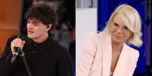 “Ogni volta che ti vedo sul tapis roulant mi sento una cacca. Mi sarei sparata quando ti ho detto cicciottello”: Maria De Filippi si scusa con Gard di Amici 25