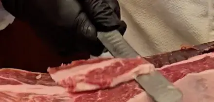 Pulisce l’affettatrice e si amputa tre polpastrelli: operaio di New York portato d’urgenza in ospedale