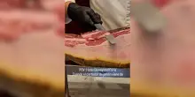 L’affettatore di prosciutto a Disneyland Paris “spaventa” il cliente spagnolo che ironizza sui social – Video