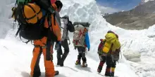 Nepal, il ministero degli Esteri in contatto con i cinque alpinisti italiani: “Stanno bene”