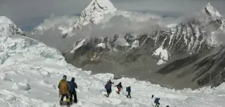 Nepal, morti i due alpinisti italiani dispersi. Si cercano altri connazionali