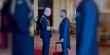 David Beckham in ginocchio davanti a Re Carlo: l’ex capitano dell’Inghilterra nominato cavaliere – Video