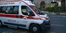 Scontro tra auto e scuolabus ad Arignano: un morto e almeno 20 feriti