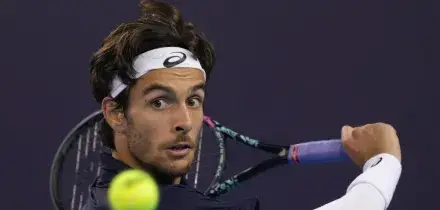 Musetti trova il miglior Wawrinka, ma vince e tiene vivo il sogno Finals: oggi torna in campo ad Atene | Quando gioca, orario e dove vederlo in tv