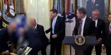 Attimi di paura alla Casa Bianca, uomo sviene accanto a Trump durante una conferenza stampa – Video