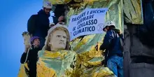 La statua di Cavour ricoperta con teli termici, l’azione di Extinction Rebellion a Torino: “Stop a collasso climatico, tassare i ricchi”