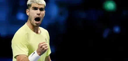 Atp Finals, Alcaraz rompe il ghiaccio: vittoria in due set contro De Minaur. Il numero 1 è più vicino