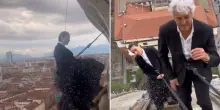 “È stato l’appuntamento più folle e romantico di sempre”: sospesi nel vuoto a 85 metri di altezza in cima alla Mole Antonelliana, il video di Kasia Smutniak e Domenico Procacci