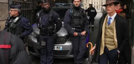 “Sembrava un detective dell’800 che stava provando a risolvere il caso del furto al Louvre”: chi è il “Fedora Man”, l’investigatore con il cappello diventato virale