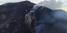 Stromboli, le spettacolari immagini del trabocco di lava: il video dal drone della Sciara del Fuoco