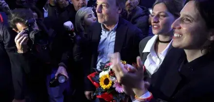 Schlein canta Bella Ciao al congresso dei giovani democratici e ricorda gli antifascisti e il “sogno dell’Europa federale”