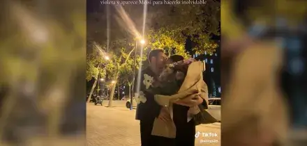 Proposta di matrimonio con sorpresa: la gioia dei neofidanzati viene interrotta da Messi – Video