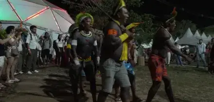 Cop30, i leader indigeni del Brasile aprono l’evento parallelo al vertice sul clima: chiedono la protezione delle foreste – Video
