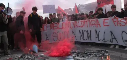 “Cacciamo il governo, soldi alla scuola e non alla guerra”: al “No Meloni Day” di Roma bruciate foto con aggressioni di estrema destra