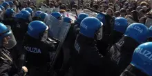 Scontri tra polizia e manifestanti al “No Meloni Day” a Bologna: il corteo tenta di arrivare in Fiera – Video