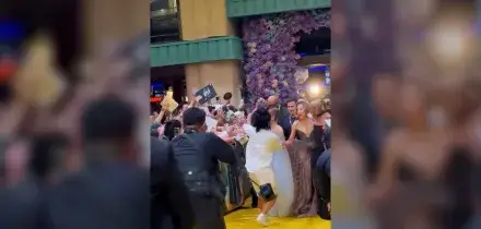 Fa irruzione sul red carpet e la aggredisce: paura per Ariana Grande alla premiere di Wicked: For Good – Video