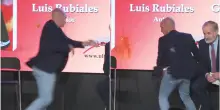 Luis Rubiales colpito con tre uova dallo zio durante la presentazione del suo libro – Video