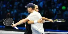 Atp Finals, l’abbraccio tra Sinner e Alcaraz prima della finale a Torino | Video