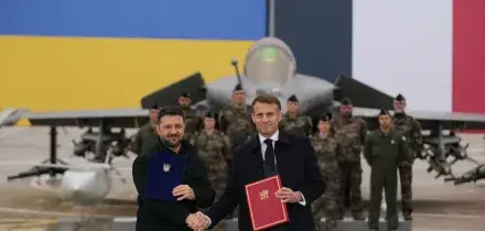 Zelensky vola in Francia e ottiene altre armi da Macron: 100 caccia Rafale, sistemi Samp-T e droni