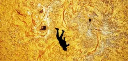 “Quando è arrivato il momento giusto l’ho fatto saltare giù”: astrofotografo fotografa un paracadutista in caduta libera sul sole