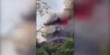 Visitatore fa “uso improprio di incenso o candele”: tempio millenario divorato dalla fiamme. Il vasto incendio devasta il padiglione panoramico – Video