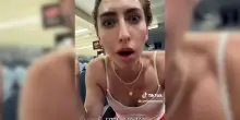 &ldquo;Gli scanner dell&rsquo;aeroporto rilevano tutto, anche quando hai il ciclo. Hanno visto il mio assorbente&rdquo;: la &ldquo;rivelazione&rdquo; di una tiktoker. E gli utenti si scatenano
