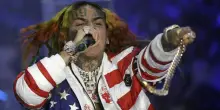 “Sono stati violenti con mia madre e con il mio cane”: quattro uomini armati hanno fatto irruzione in casa del rapper Tekashi 6ix9ine e rubato tutto