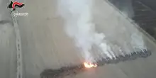 Napoli, dà fuoco a quintali di rifiuti (e l’incendio coinvolge le case vicine): incastrato “in tempo reale” e arrestato – Video