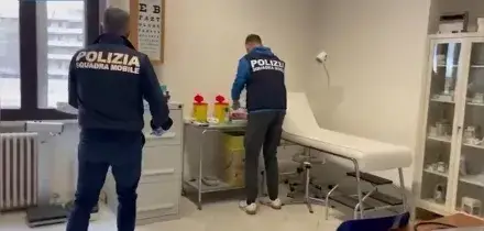 Arezzo, in coma dopo trapianti di capelli in studio non autorizzato: denunciato medico e collaboratrice