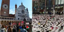 In piazza per i bambini uccisi a Gaza con 20mila paia di scarpe: l’iniziativa dei docenti di Cremona