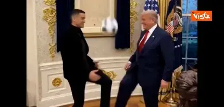 Trump e Ronaldo giocano a calcio nello studio ovale (ma quasi non toccano palla): il video fatto con l’Ai dal presidente Usa