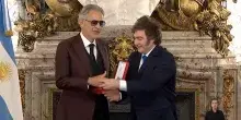 Milei tende la mano a Bocelli per stringerla, poi si accorge della gaffe e se la prende da solo – Video