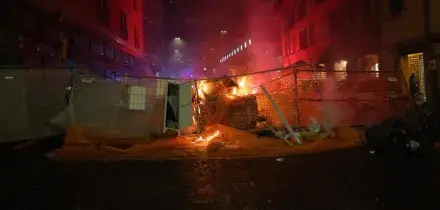 Guerriglia urbana a Bologna: bombe carta e barricate dei manifestanti pro Palestina durante la partita Virtus-Maccabi. Idranti e carica della polizia