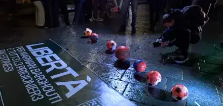 Palloni da basket insanguinati e cartellini rossi per Israele, a Bologna il corteo contro il match Virtus-Maccabi: “Non sono i benvenuti”