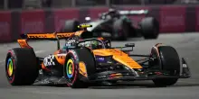 F1, Gp Las Vegas: Norris conquista la pole sul bagnato. Disastro Ferrari, Hamilton fuori già nel Q1 | La griglia di partenza