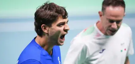 “Mio fratello sta piangendo. La dedico a lui e a un amico, che spero possa tornare a giocare”: l’emozione di Cobolli dopo l’epica vittoria in Coppa Davis