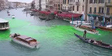 Il Canal Grande di Venezia si colora di verde, il blitz degli attivisti per il clima: “Stop ecocidio”. Azioni analoghe a Genova e Bologna