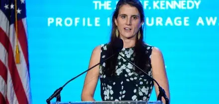 “Ho un cancro terminale e ho visto mio zio Bobby tagliare mezzo miliardo alla ricerca”, l’attacco della nipote di JFK allo zio Robert jr