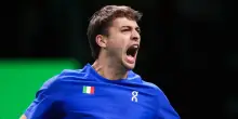 “Abbiamo fatto come l’Italia del 2006, non so che dire”: Cobolli si emoziona dopo la vittoria della Coppa Davis, poi lancia un coro iconico