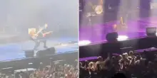 “Cadremo ballando”: Ligabue perde l’equilibrio e inciampa sul palco sulle note di “Balliamo sul mondo”, il video è virale