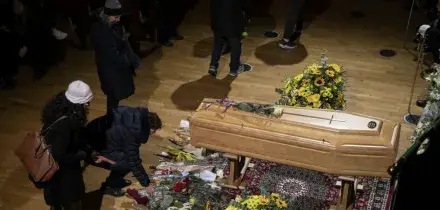 I funerali di Ornella Vanoni in diretta: la camera ardente poi si aprono le porte della chiesa di San Marco in Brera