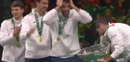 Bolelli rompe il trofeo della Coppa Davis, Berrettini si mette le mani nei capelli: poi provano a ripararlo sul palco | Video
