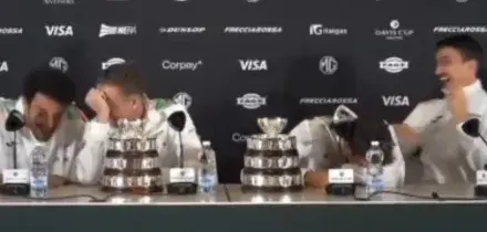 “E che è? Un’interrogazione?”: l’inglese di Cobolli, le risate e lo spumante di Berrettini. La conferenza dell’Italia campione in Coppa Davis è stata surreale | Video