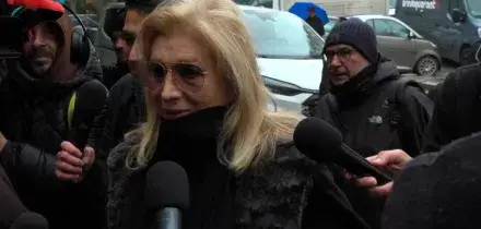Funerali Ornella Vanoni, Iva Zanicchi: “Mi ha detto di tagliare i capelli perché ero vecchia. L’ho fatto il giorno in cui è morta”