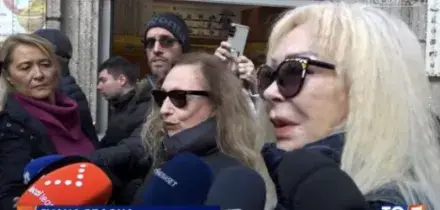 Tg5 e Ansa scambiano Wanda Fisher con Ivana Spagna e lei s’infuria: “Avrei tanto voluto essere alla camera ardente di Ornella Vanoni ma questa signora non sono io”