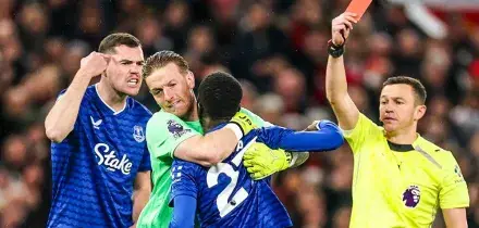 Gueye perde la testa e schiaffeggia un compagno dopo un malinteso: l’arbitro lo butta fuori | Video