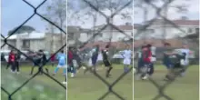 Arbitro 17enne aggredito con violenti pugni durante una partita di seconda categoria: il video della follia da bordo campo